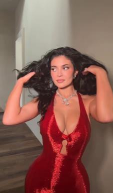 Kajli Džener na crvenom tepihu Oskara 2026 u crvenoj glamuroznoj haljini sa dubokim dekolteom (2).PNG