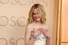 Nikol Kidman na crvenom tepihu Oskara 2026 u Šanel haljini sa perjem