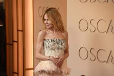 Nikol Kidman na crvenom tepihu Oskara 2026 u Šanel haljini sa perjem