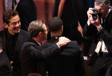 Leonrdo Dikaprio čestita Majklu B. Džordanu na Oskaru 2026