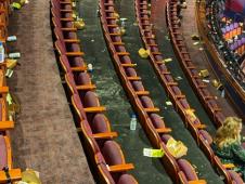 Nered u sali Dolbi teatra nakon ceremonije Oskara 2026 sa razbacanim flašama i ambalažom