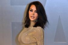 Kim Kardašijan u zlatnoj haljini i visokim potpeticama na Vanity Fair Oskar žurki