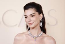 En Hatavej na crvenom tepihu Oskara 2026 izazvala pažnju zbog izgleda lica