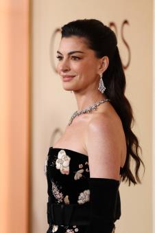 En Hatavej na crvenom tepihu Oskara 2026 izazvala pažnju zbog izgleda lica