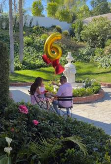 Anđela Šimšić sa mužem i ćerkom Arijom na proslavi šest meseci u luksuzno uređenoj bašti (3).png