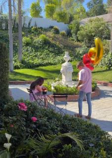 Anđela Šimšić sa mužem i ćerkom Arijom na proslavi šest meseci u luksuzno uređenoj bašti (1).png