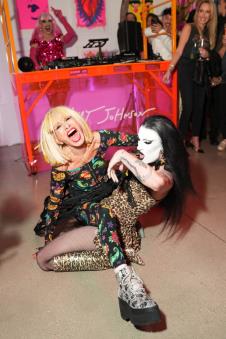 Betsi Džonson na gala večeri fondacije Eltona Džona