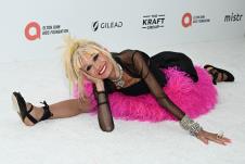 Betsi Džonson na gala večeri fondacije Eltona Džona