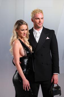 Brajana Holi u crnoj haljini sa šljokicama i dubokim izrezom na Vanity Fair žurci