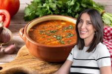 Tatjana Popović/šerpica čorbe od sočiva na drvenom stolu sa sastojcima