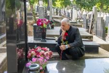 Čovek na groblju (1).jpg