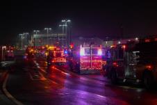 Njujork Aerodrom La Guardija prepolovljen avion