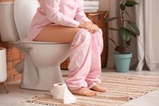 žena sedi na wc šolji