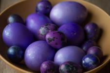 Ljubičasta jaja u braon korpici