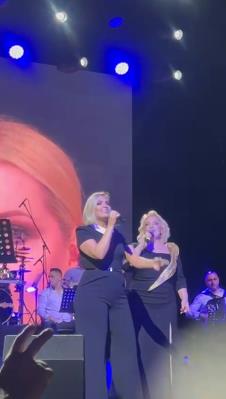 Snežana Djurisic zapjevala sa cerkom na koncertu (1).jpg