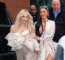 Nikol Šerzinger, Ešli Roberts, Kimberli Vajet, Pusiket dols