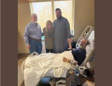 Rejmond i sveštenik Bojan.jpg