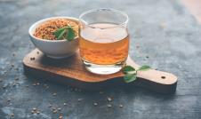 Seme piskavice i napitak od ove biljke u čaši na dasci za sečenje