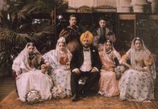 Džagatdžit Sing sa svoje četiri žene i dva sina