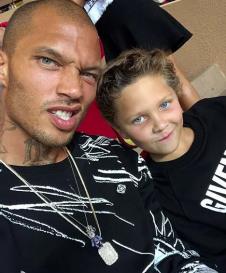 Džeremi Miks stariji sin (1).png