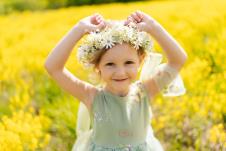 Devojčica sa cvetnim vencom na glavi