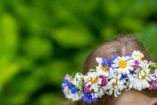 Devojčica sa cvetnim vencem na glavi