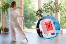 mlada žena izvodi taj či pokrete/aparat za merenje pritiska