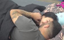 Maja i Asmin razmenjuju nežnosti