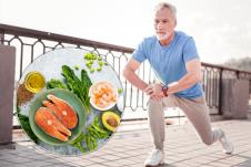 stariji čovek vežba napolju iskorak/naminice bogate zdravim mastima