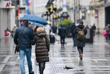 Vreme u Beogradu, kiša pada ljudi šetaju