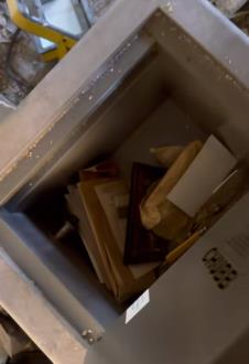 Otvaranje starog prašnjavog sefa tokom renoviranja kuće i otkrivanje njegovog sadržaja (2).png