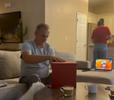 Otac otvara poklon sa ulaznicama za Svetsko prvenstvo.jpg