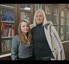 Teodora Kolarević sa svojom nastavnicom.jpg