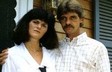 Surogat majka i sudski spor oko starateljstva nad detetom poznatim kao bebe M - Meri Bet Vajthed sa suprugom