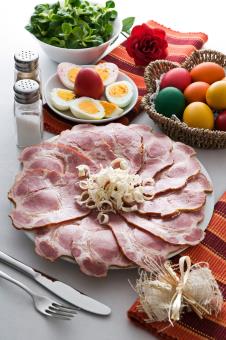 Tradicionalna uskršnja trpeza sa jajima, pogačom, šunkom i renom