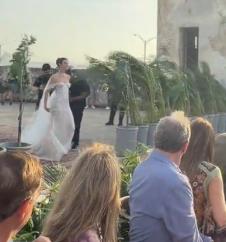 Mlada Adro Lo dolazi do oltara uz pesmu „Bad Girls“ i oduševljava goste na venčanju