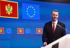 Milojko01 EPA Olivier Hoslet.jpg