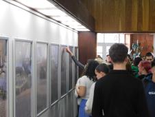 LOZNICA - Gimnazijalci na izložbi.JPG