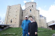 Nenad Lalatović i iguman Gavrilo ispred manastira Đurđevi Stupovi