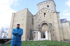 Nenad Lalatović u manastiru Đurđevi Stupovi