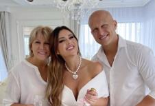 Stanija Dobrojević pozira sa porodicom