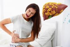 masna jetra/žena koja se drži u predelu jetre