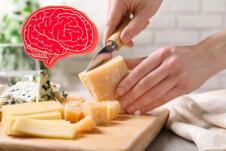 ruke žene koja seče sir na dasci za sečenje/model mozga