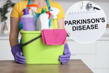 žena sa kantom punom sredstava za čišćenje/Parkinsonova bolest