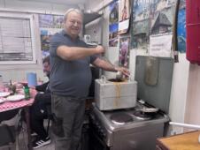 Radnik Parking servisa Dragan Gligorić sprema pasulj za kolege_autor fotografije Ivan Ilić.jpg