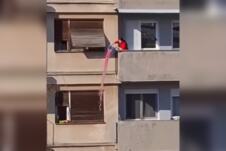 Žena prosipa kofu rasola s terase