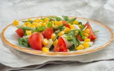 salata od rukole, čeri paradajza i kukuruza