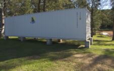 Moderna kuća od brodskog kontejnera sa terasom u prirodi (1).jpg