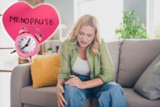 žena u srednjim godinama sa bolom u kolenu/menopauza