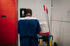 muškarac čistač toaleta